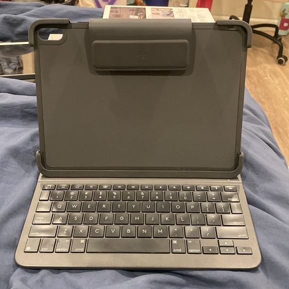 ⌨️ Logitech Slim Folio Pro for Ipad Pro 11” ⌨️ - Picture 5 of 6